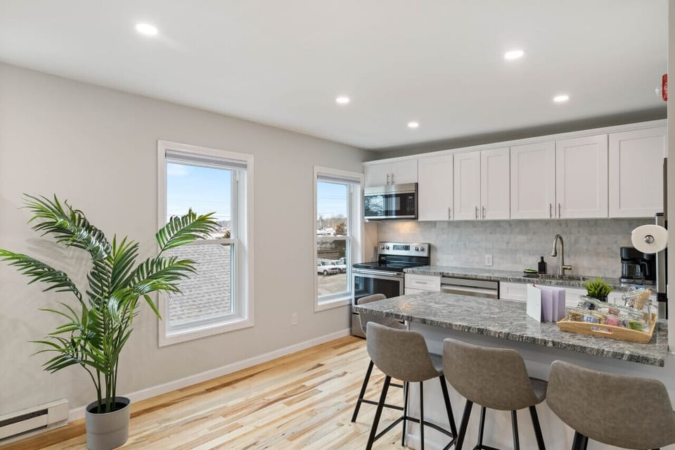 Small space, big convenience! Our modern kitchenette is fully equipped with a microwave, mini-fridge, and all the essential cookware for a quick and easy meal.