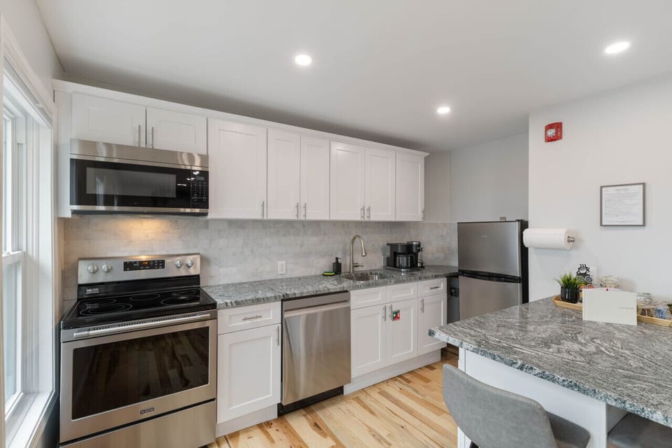 Small space, big convenience! Our modern kitchenette is fully equipped with a microwave, mini-fridge, and all the essential cookware for a quick and easy meal.