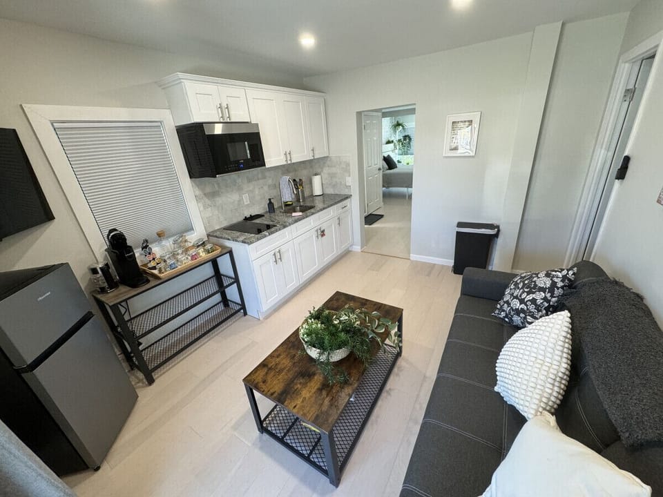 Boutique style meets daily function. Enjoy upscale amenities in a compact setup