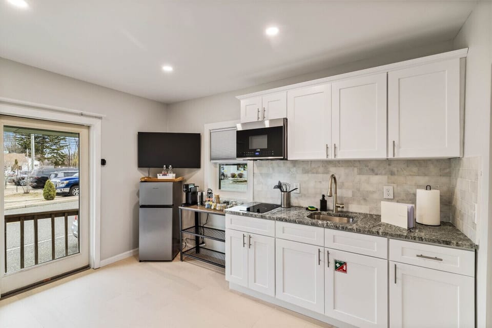 Boutique style meets daily function. Enjoy upscale amenities in a compact setup