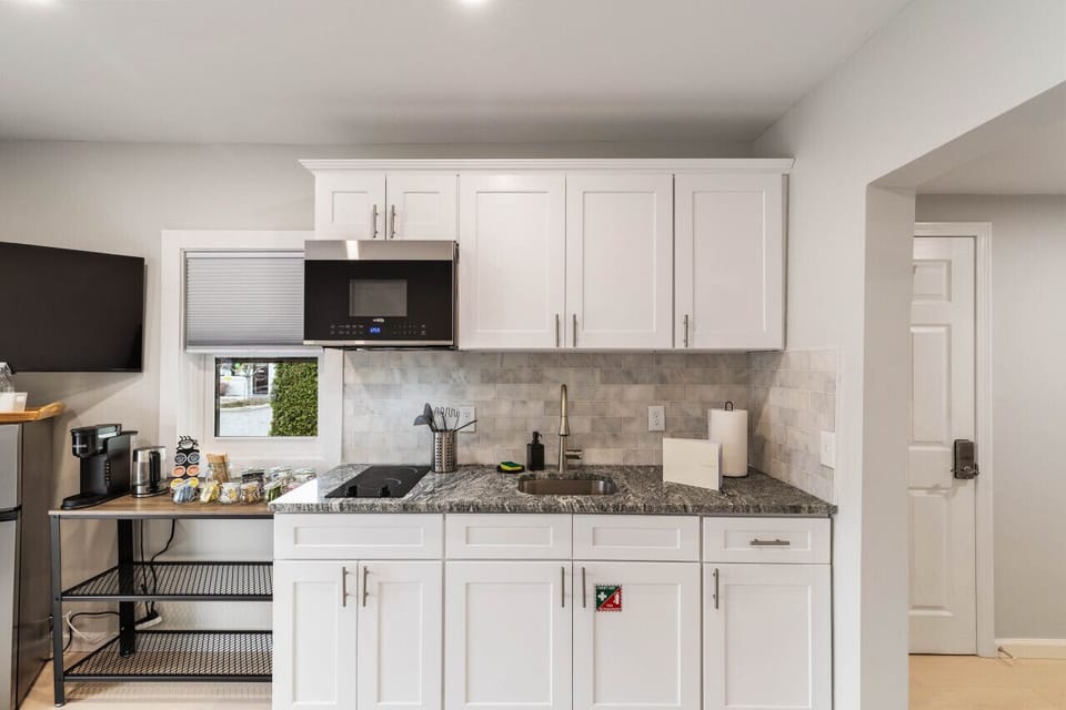 Boutique style meets daily function. Enjoy upscale amenities in a compact setup