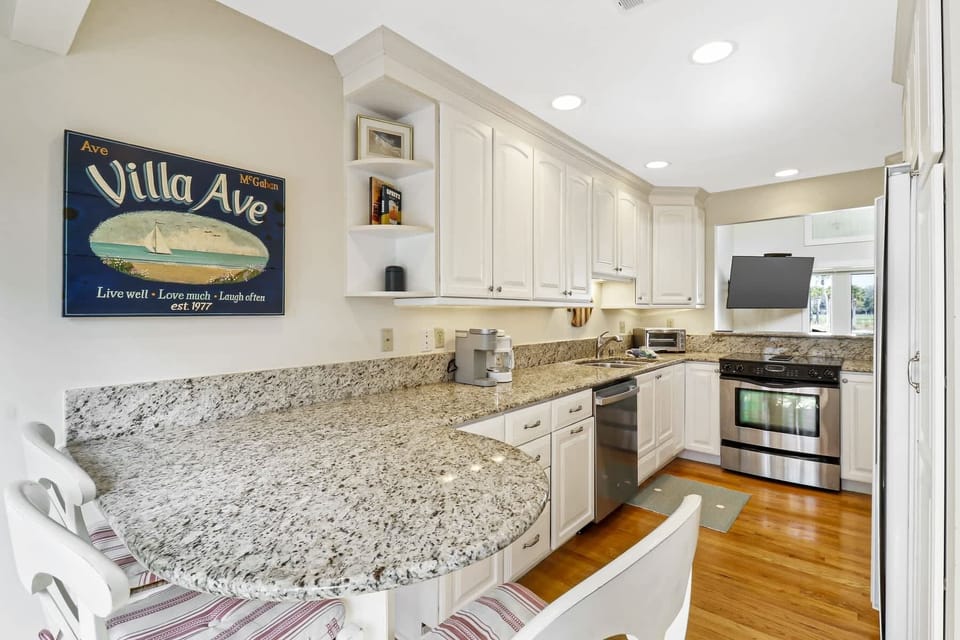 Eat-in Kitchen Counter