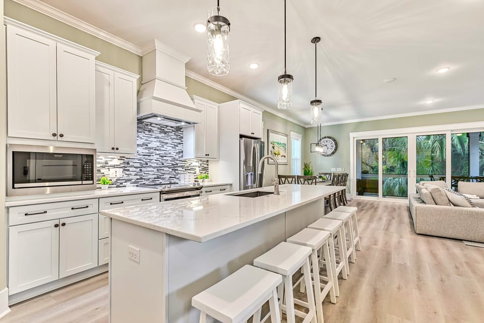 Spacious Kitchen, Dining & Living Area