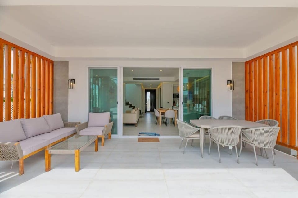 poolfront