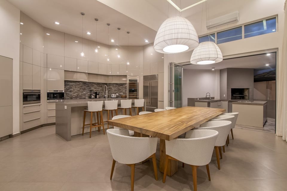 Amazing full kitchen with a housemom-included!