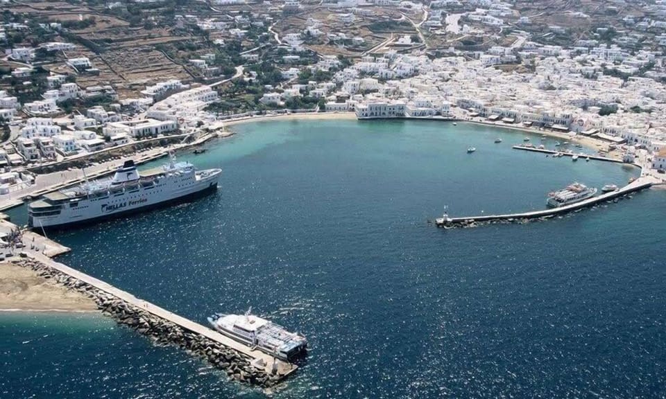 Tourlos Port – A Closer Look

