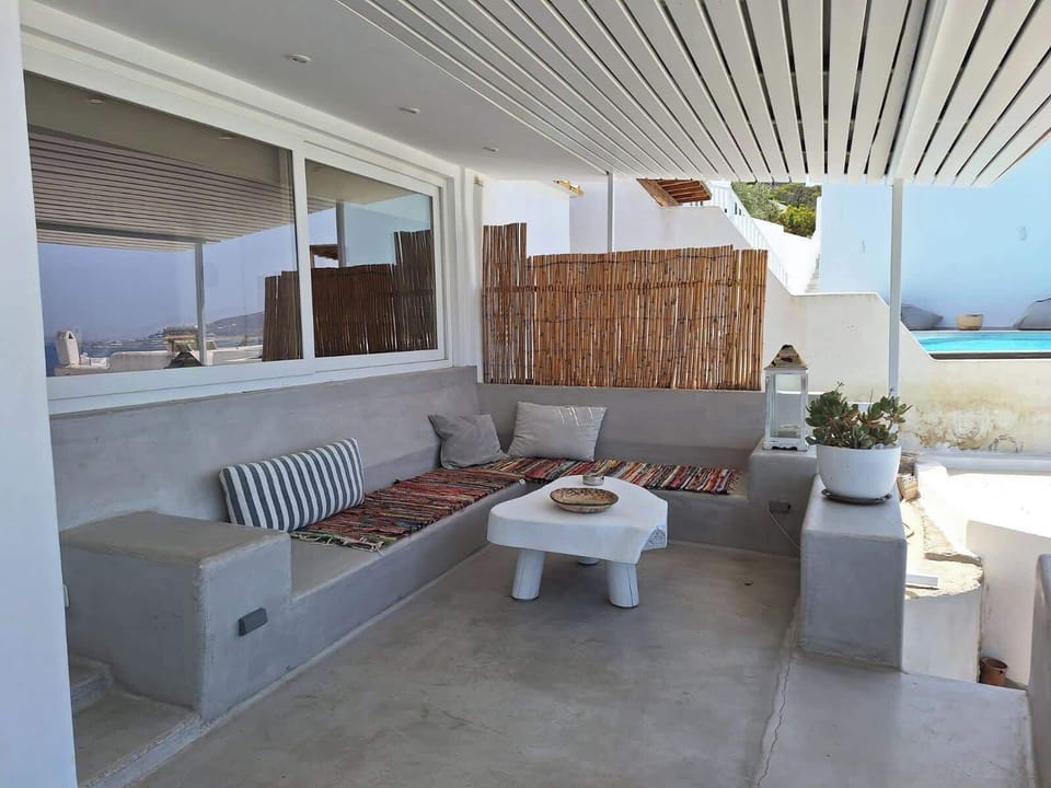 Minimalist exterior patio with built-in seating

