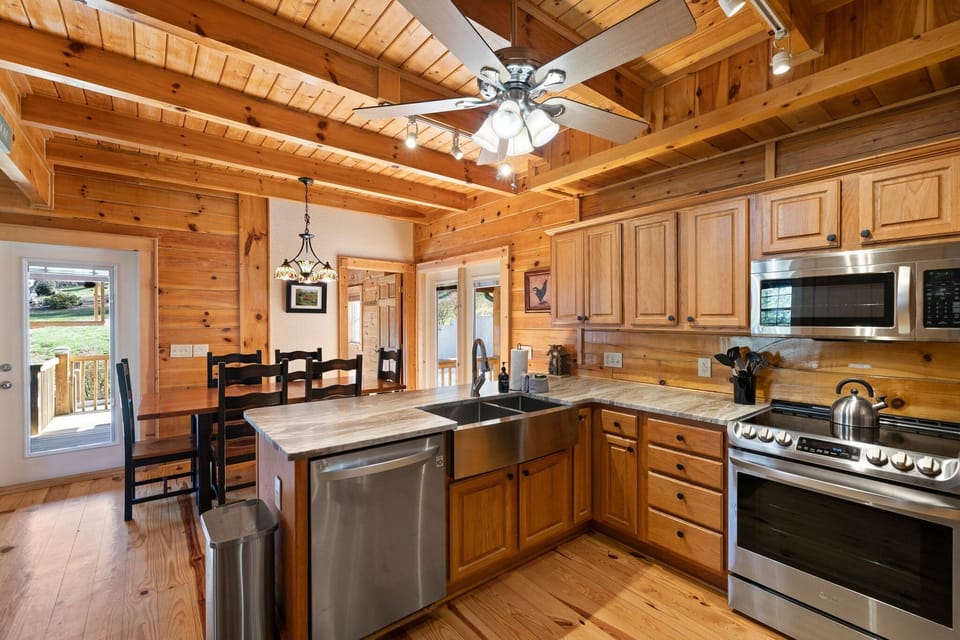 Chef's Kitchen w/ Stainless Steel Appliances
