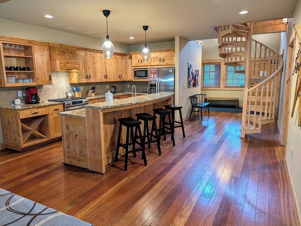 Breakfast bar in kitchen area with four stools
