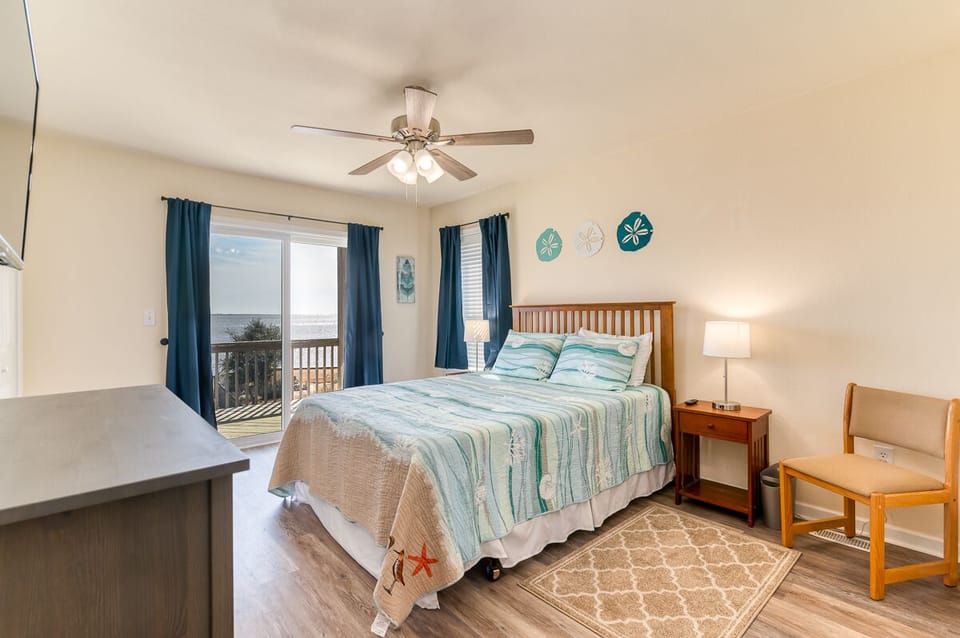 Mid Level Queen En Suite