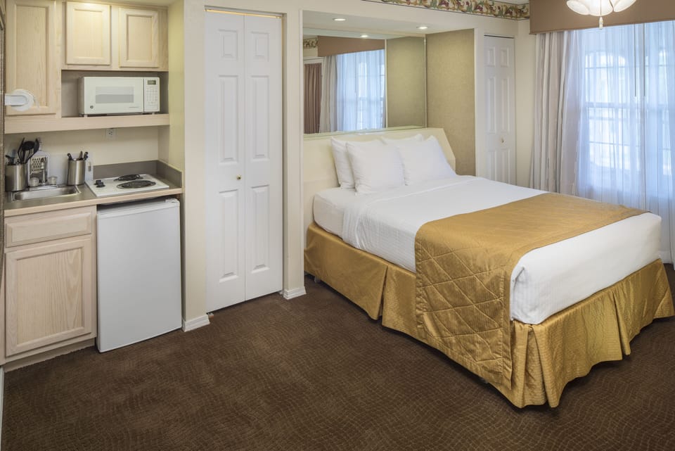 Exact unit will be assigned upon arrival. Views, colors and decor may vary. Unit with Queen size Bed!