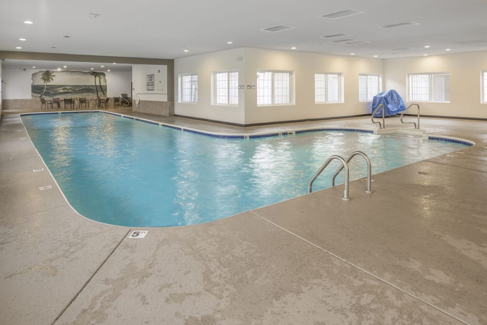 Large swimming pool, bring the kids and jump right in!