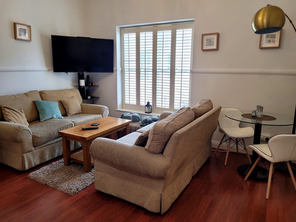 26 Montpellier - Living Room5