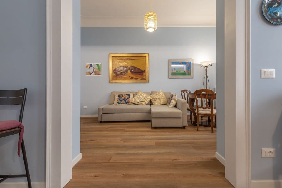 Furniture, Property, Picture Frame, Couch, Building, Wood, Comfort, Houseplant, Interior Design, Floor