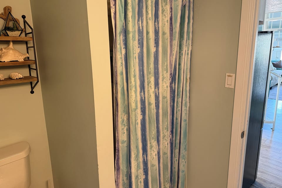 Full bath by the kitchen