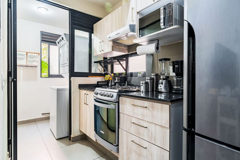 Cocina equipada con estufa, refrigerador y microondas