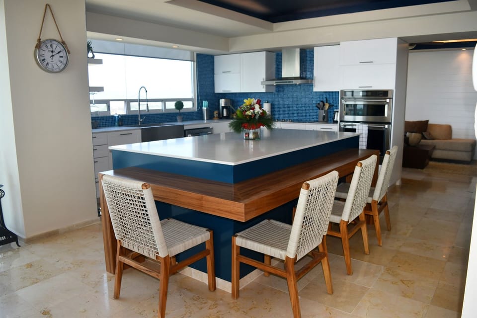 Extra seating/Breakfast area