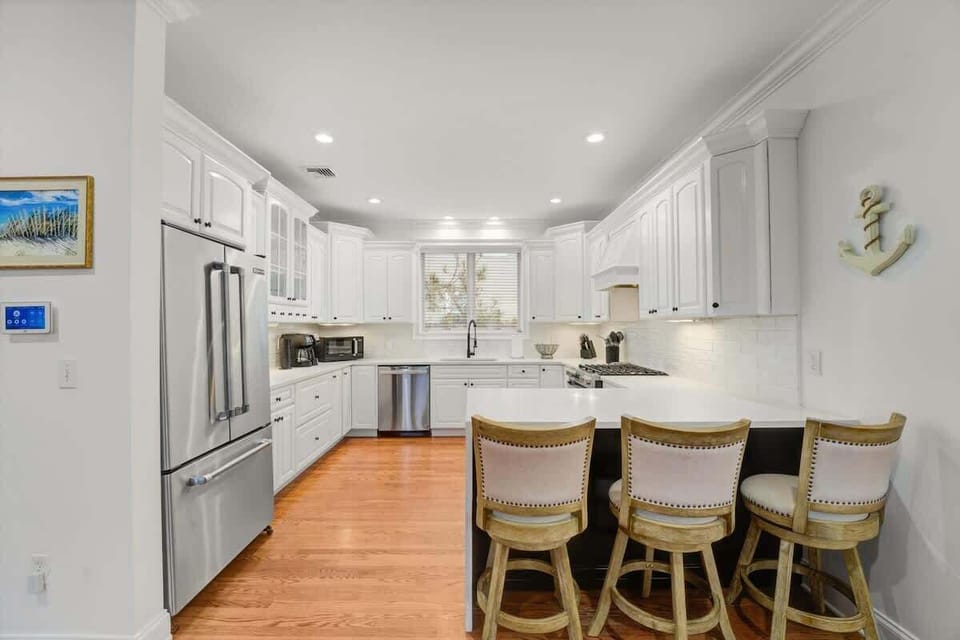 The peninsula has seating for those hungry family members that want to watch you prepare their food! 