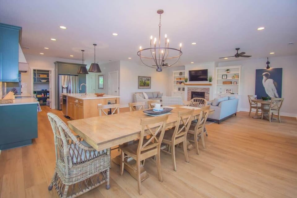 Dining Table with 8 chairs 