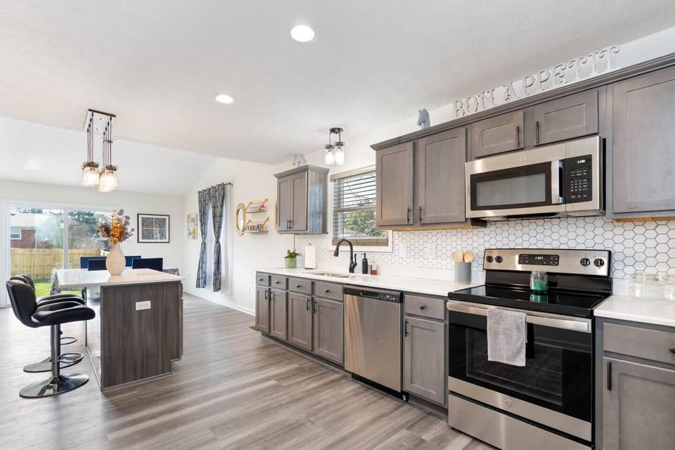 nice open kitchen for preparing meals. 