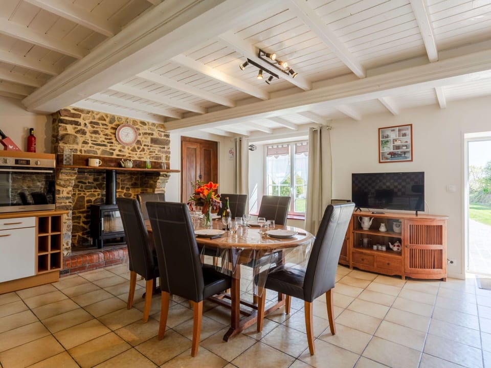 Table, Tableware, Sky, Furniture, Stemware, Wine Glass, Plate, Water, Drinkware, Azure