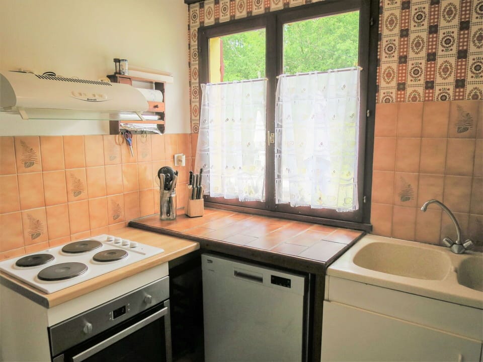Kitchen Sink, Property, Cabinetry, Sink, Window, Gas Stove, Tap, Kitchen Stove, Cooktop, Kitchen