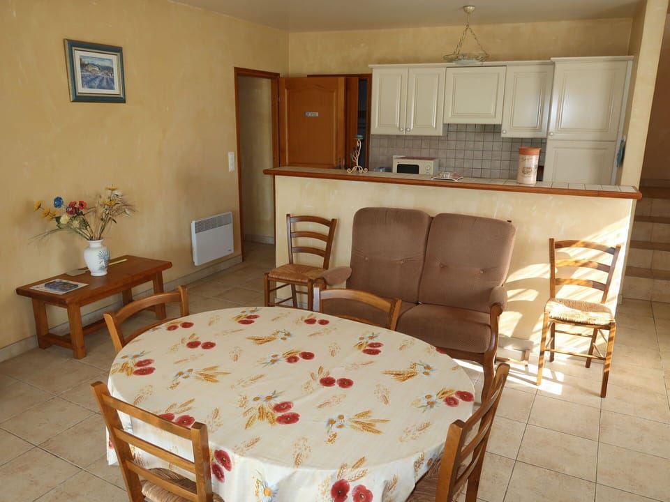 Table, Furniture, Picture Frame, Chair, Wood, Building, Interior Design, Houseplant, Comfort, Tablecloth