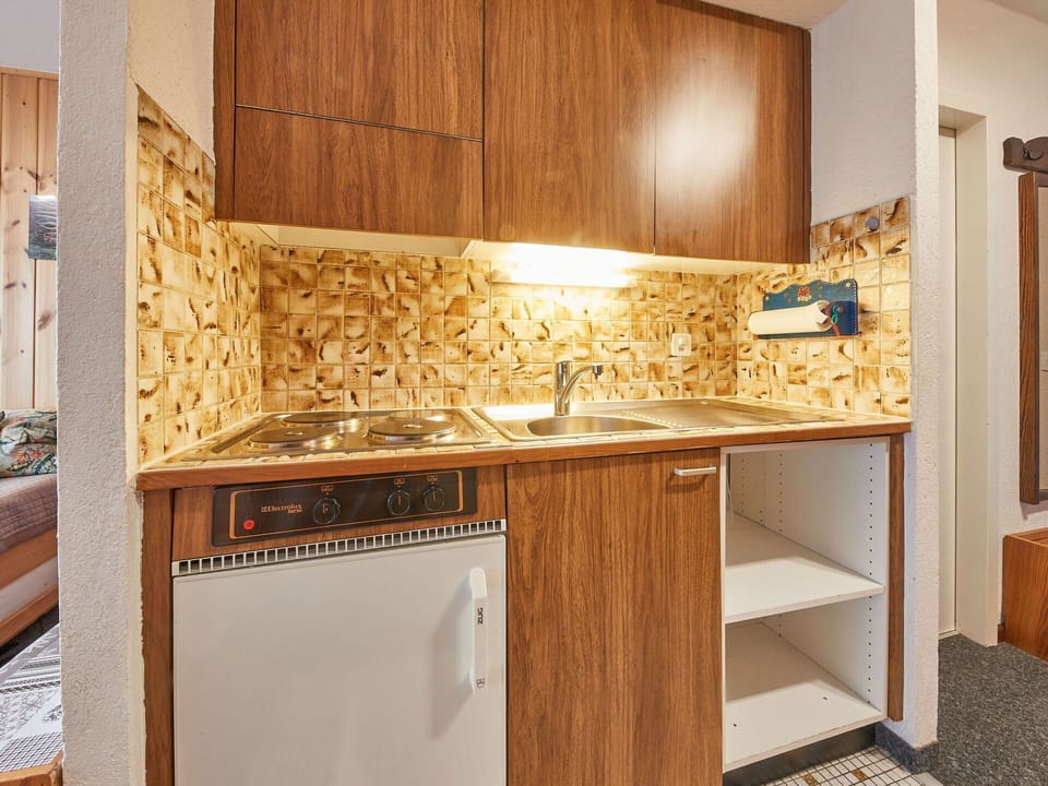 Countertop, Cabinetry, Furniture, Kitchen, Wood, Building, Interior Design, Flooring, Floor, Wood Stain