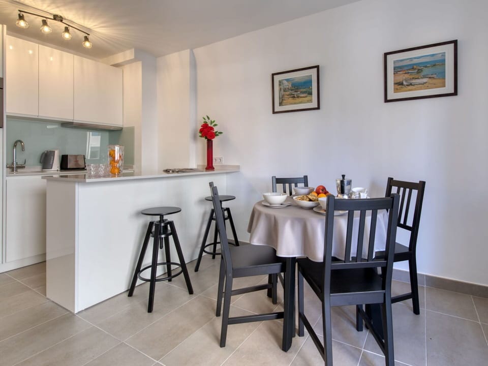 Picture Frame, Table, Furniture, Property, Wood, Interior Design, Floor, Flooring, Wall