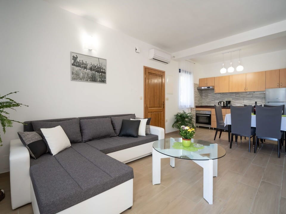 Furniture, Couch, Property, Table, Plant, Picture Frame, Interior Design, Comfort, Houseplant, Flowerpot