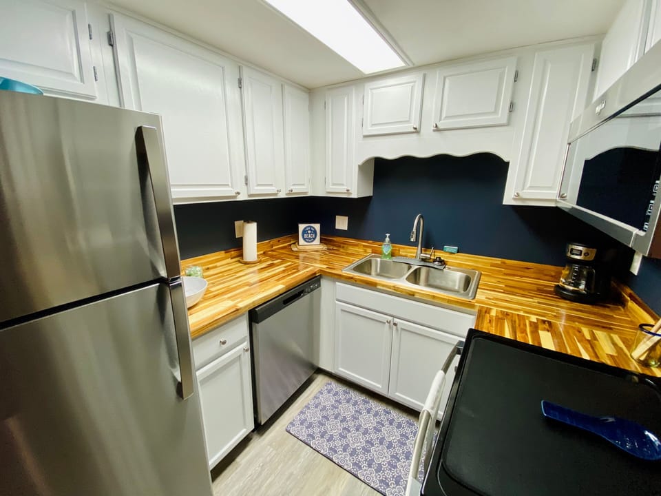 Fully equipped kitchen with new appliances