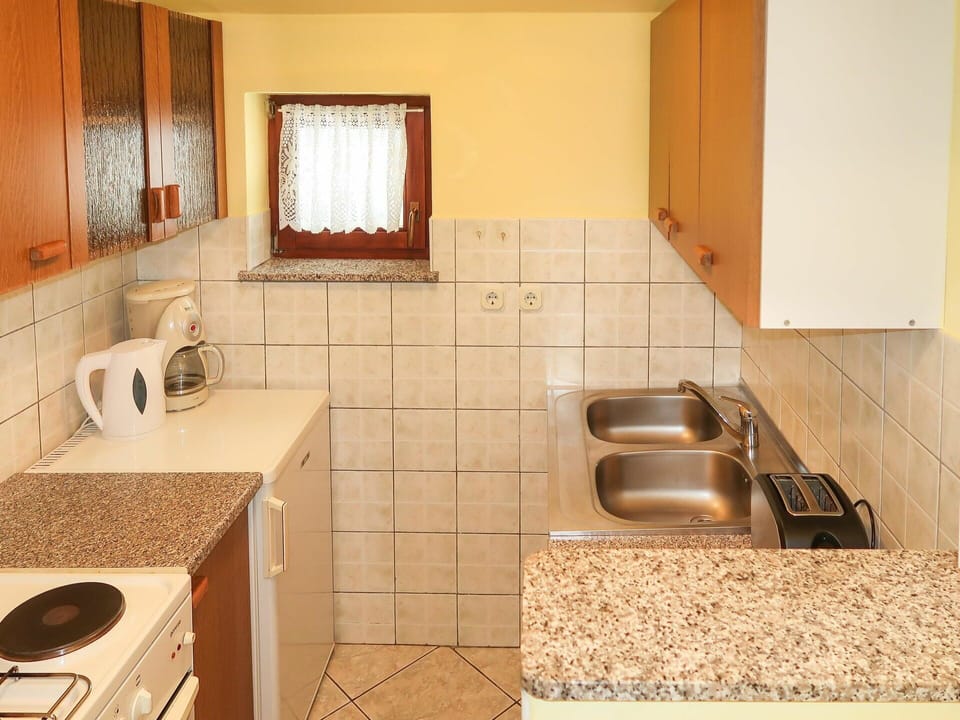 Brown, Tap, Sink, Plumbing Fixture, Countertop, Cabinetry, Window, Kitchen Sink, Kitchen, Wood