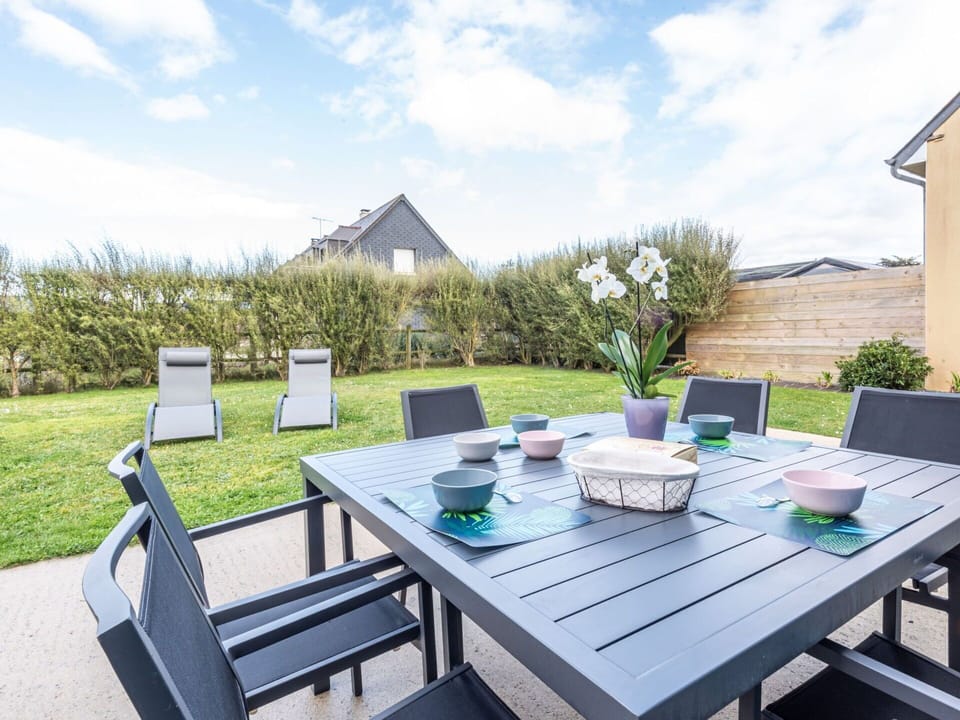 Water, Sky, Building, Azure, Mountain, Tree, Architecture, Body Of Water, Lake, Neighbourhood