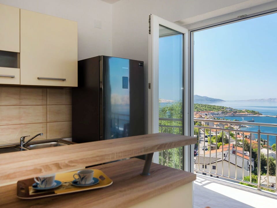 Building, Cabinetry, Sky, Wood, House, Water, Countertop, Plant, Interior Design, Shade