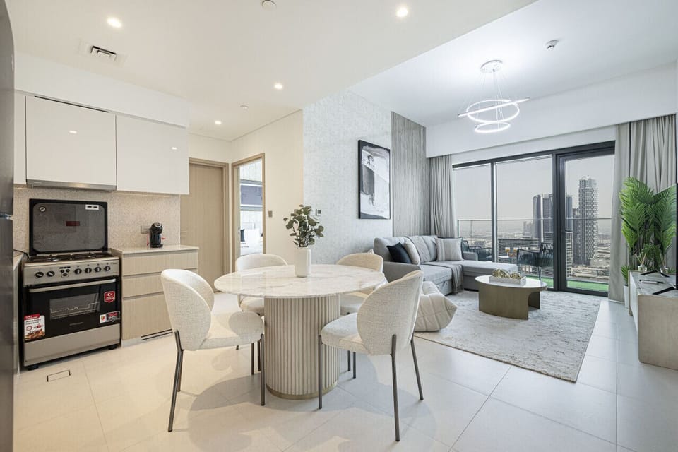 Spacious living, dining and kitchen area