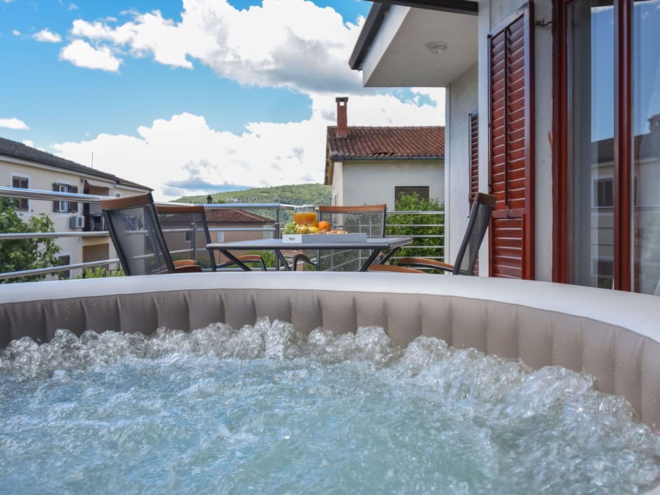 Water, Cloud, Daytime, Property, Sky, Building, Azure, Swimming Pool, Urban Design, Composite Material