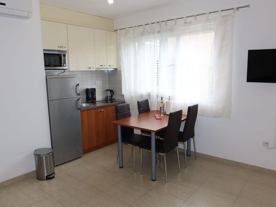 Property, Furniture, Table, Window, Building, Wood, Cabinetry, Interior Design, Chair, Floor