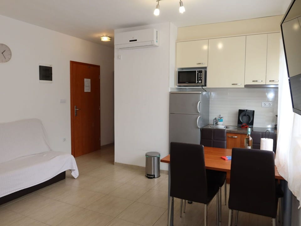 Furniture, Property, Lighting, Building, Television, Comfort, Interior Design, Flooring, Floor, Cabinetry