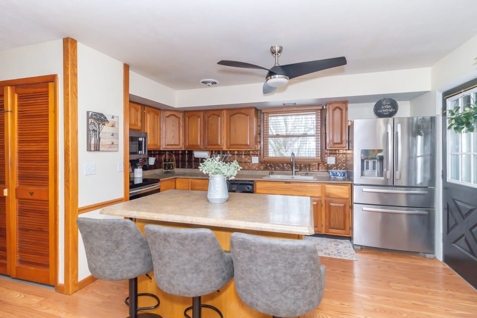 Well-equipped kitchen with island and coffee bar
