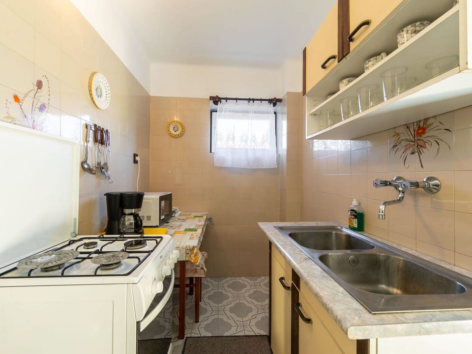 Kitchen Sink, Cabinetry, Property, Tap, Sink, Countertop, Plumbing Fixture, Kitchen, Lighting, Gas Stove