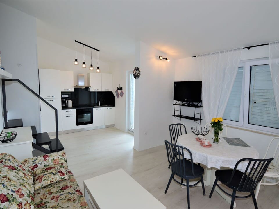 Table, Property, Furniture, Interior Design, Chair, Building, Comfort, Picture Frame, Flooring, Wood