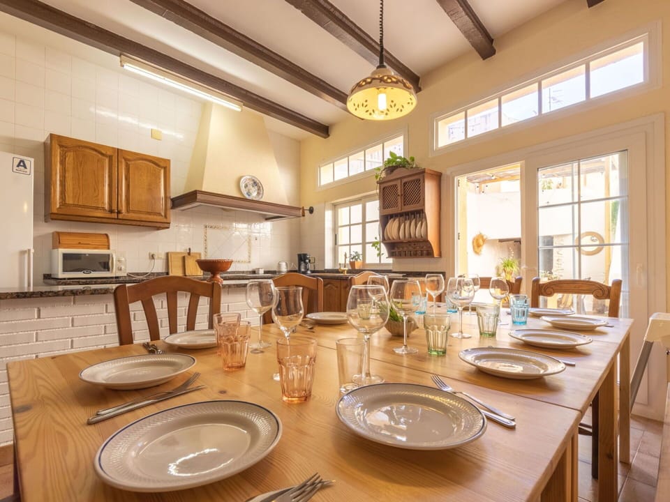 Table, Tableware, Furniture, Property, Dishware, Window, Chair, Interior Design, Wood, Drinkware