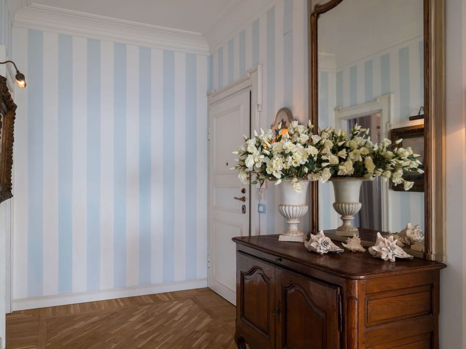 Flower, Property, Plant, Flowerpot, Table, Wood, Interior Design, Cabinetry, Vase, Petal