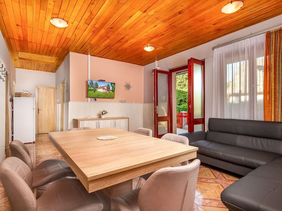 Table, Furniture, Property, Chair, Wood, Architecture, Comfort, Floor, Flooring, Interior Design