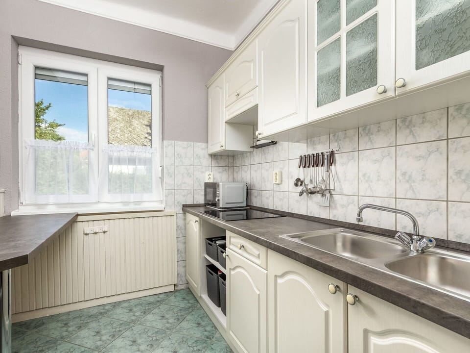 Countertop, Cabinetry, Kitchen Sink, Sink, Property, Building, Window, Tap, Kitchen, Kitchen Stove