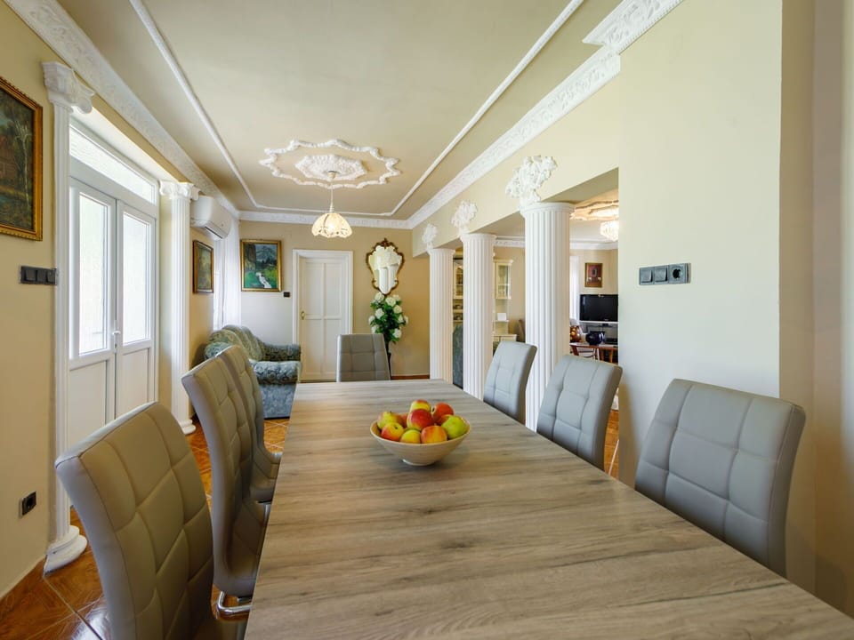 Picture Frame, Furniture, Couch, Table, Comfort, Living Room, Wood, Building, Interior Design, Houseplant