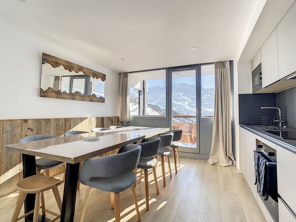 Table, Furniture, Property, Building, Chair, Wood, Countertop, Interior Design, Flooring, Cabinetry