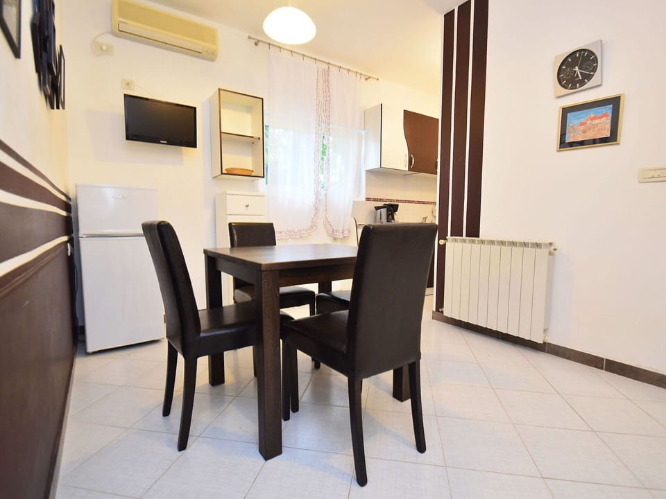 Room, Property, Furniture, Dining Room, Interior Design, Floor, Building, House, Table, Real Estate