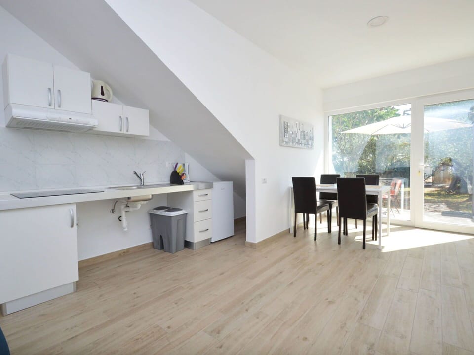Property, Room, Floor, Wood Flooring, Building, Furniture, House, Interior Design, Hardwood, Laminate Flooring