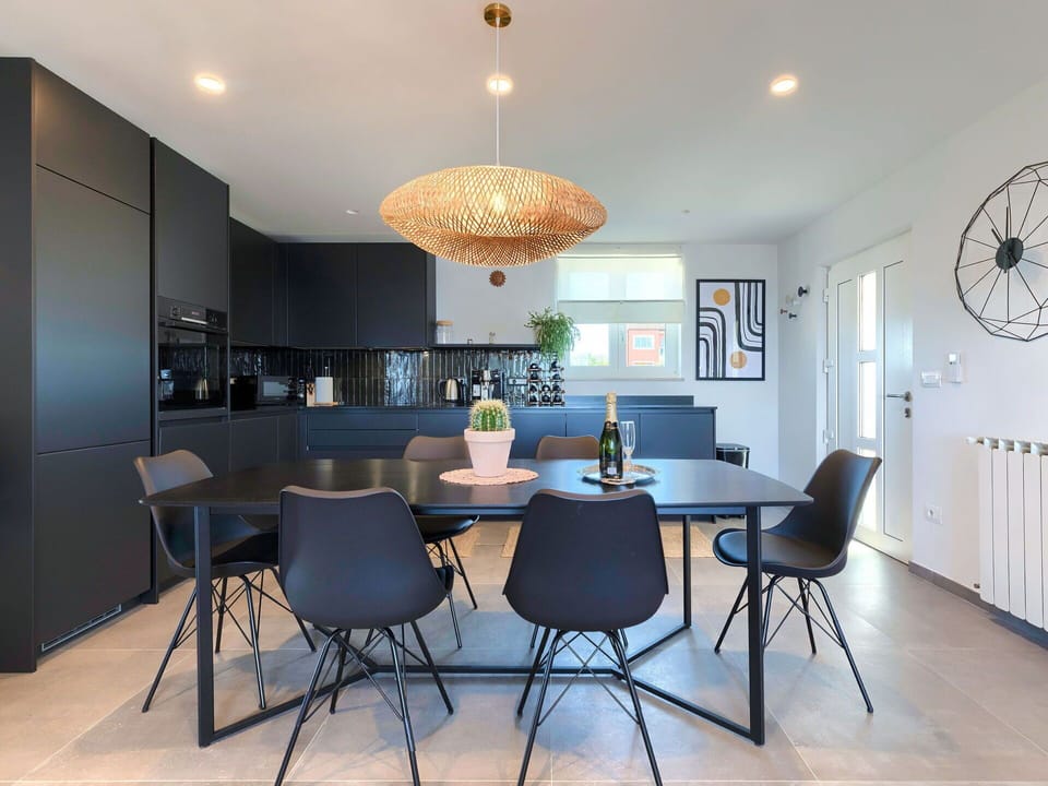 Table, Furniture, Couch, Property, Chair, Building, Interior Design, Kitchen & Dining Room Table, Lighting, Wood